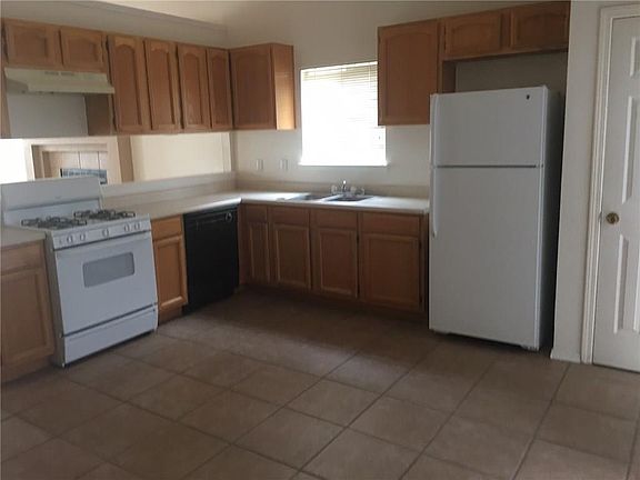 3rd image of 2842 Castle Hill Cir