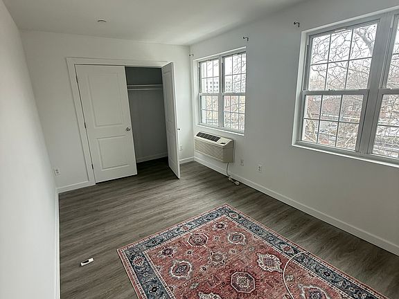 5th image of 3550 Laconia Ave #3B