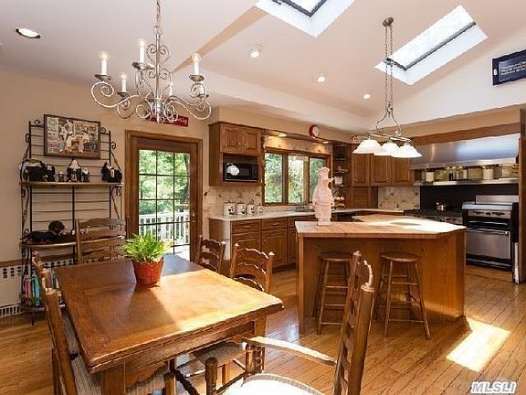 4th image of 24 Colonial Dr