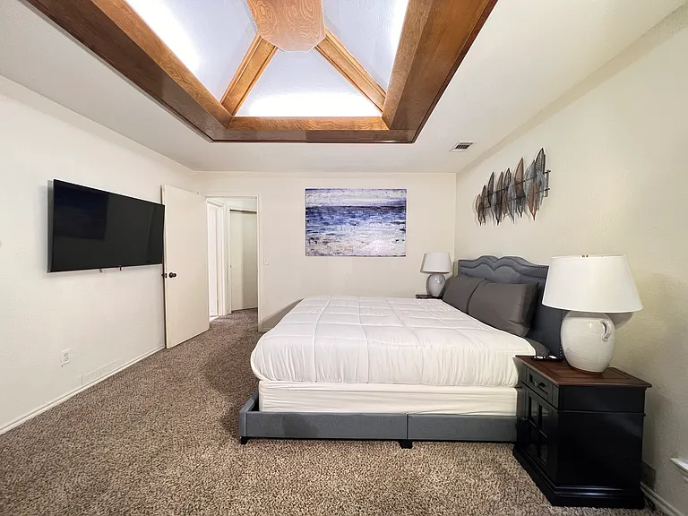 Master Bedroom, King bed