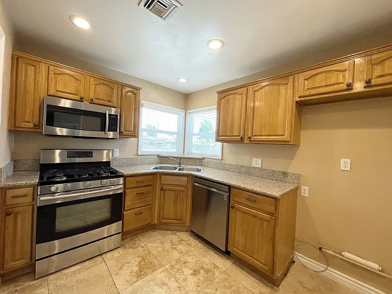 10228 Benson Ave — Photo 7