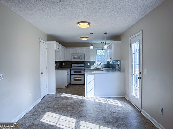 4th image of 1119 Hummingbird Way