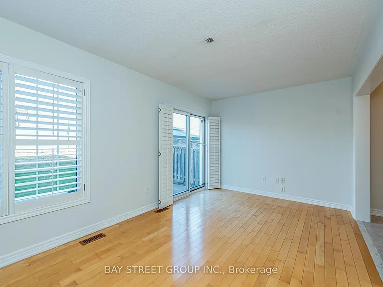130 Royal Appian Cres — Photo 8