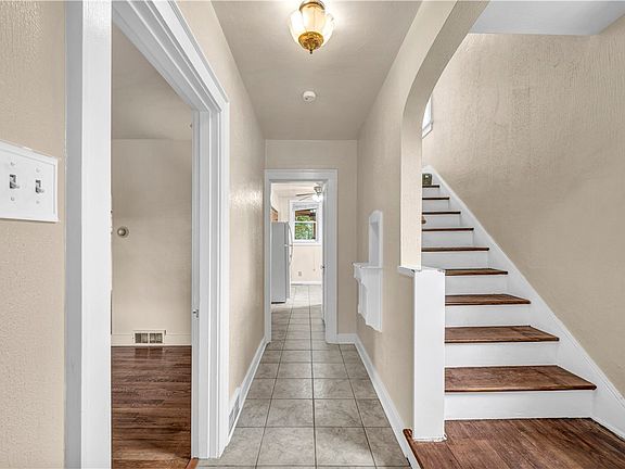 4th image of 616 Rossmore Ave
