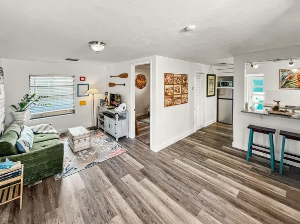 166 NW 52nd St, Miami, FL 33127