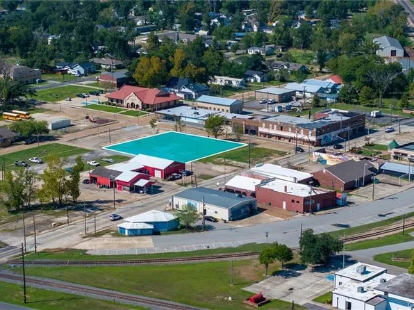 110 N Pine St, Dequincy, LA 70633