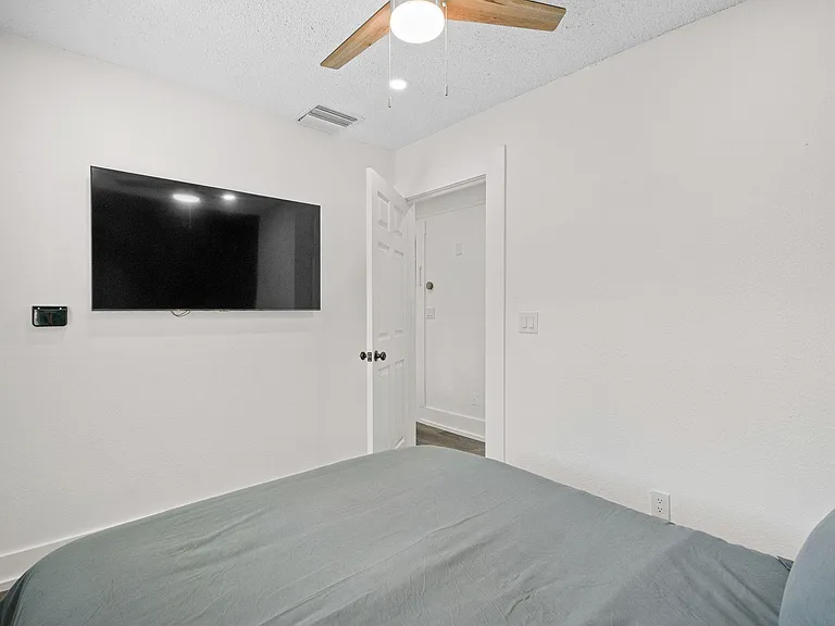 2009 W Dekle Ave #1 — Photo 6