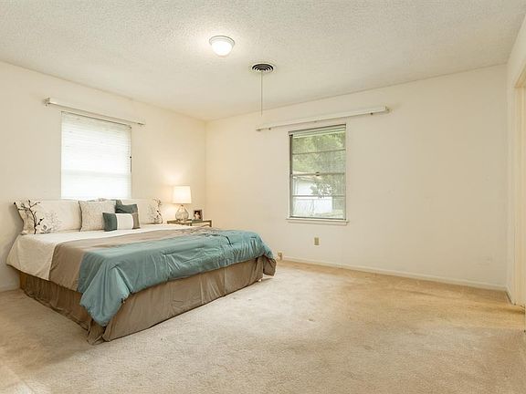 5th image of 109 W Timberlane Dr