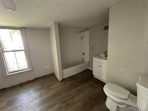 5th image of 714 W 2nd St