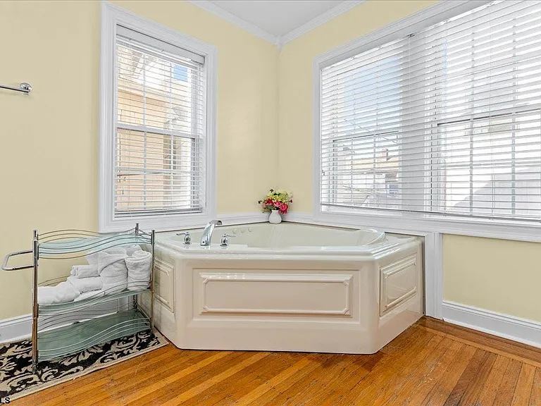 104 S Oakland Ave — Photo 28