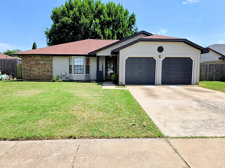 2641 Berkshire Ln — Photo 1