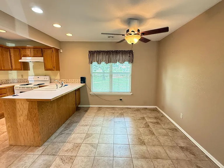 537 E Allen St — Photo 7