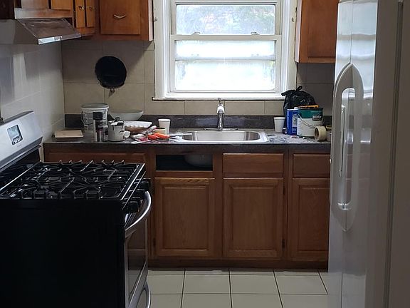 3rd image of 930 E 106th St #2