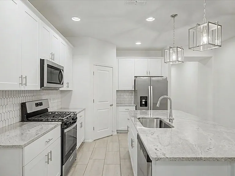 10315 W Robertson St — Photo 15