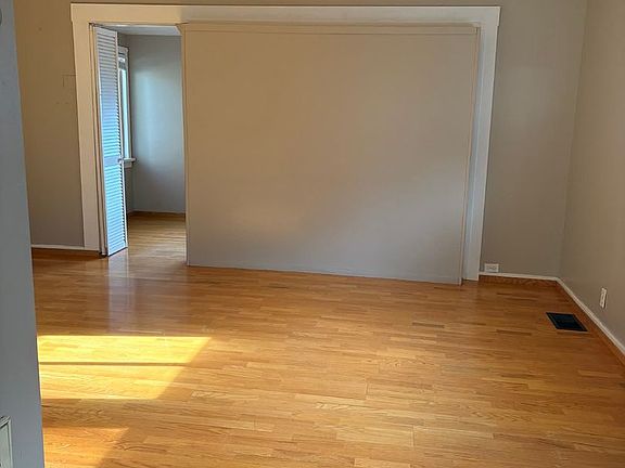3rd image of 220 N Pine St