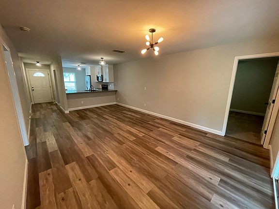 4th image of 1049 Oak Forest Cir