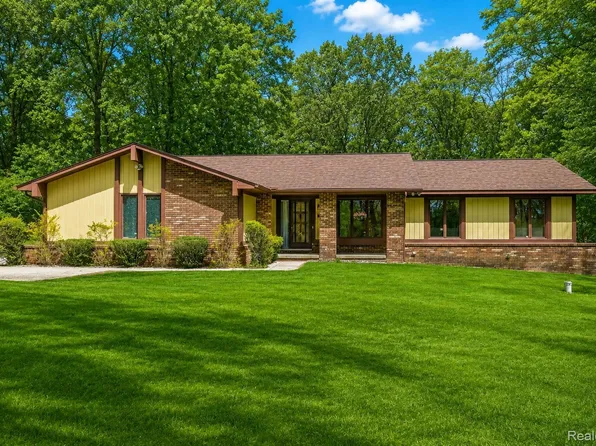 9730 Gibbs Rd, Clarkston, MI 48348