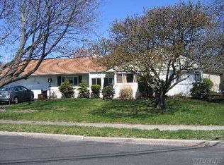 1 Seneca Pl, Massapequa, NY 11758