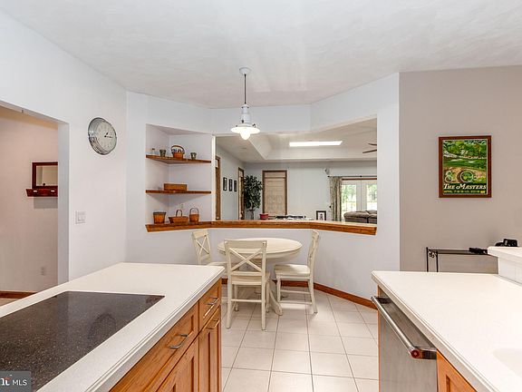 4th image of 102 Oakwood Dr