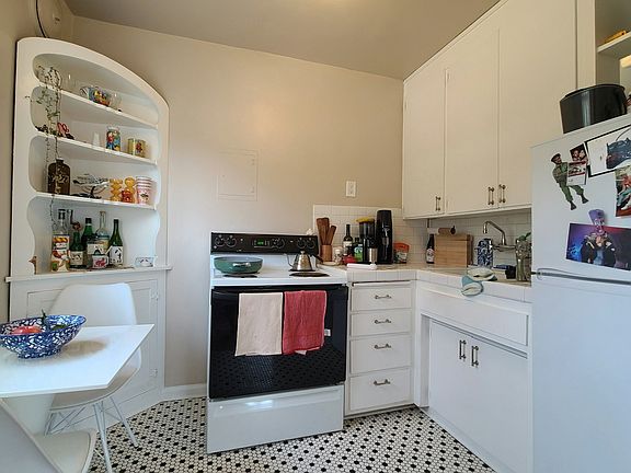 4th image of 956 10th Ave E #302