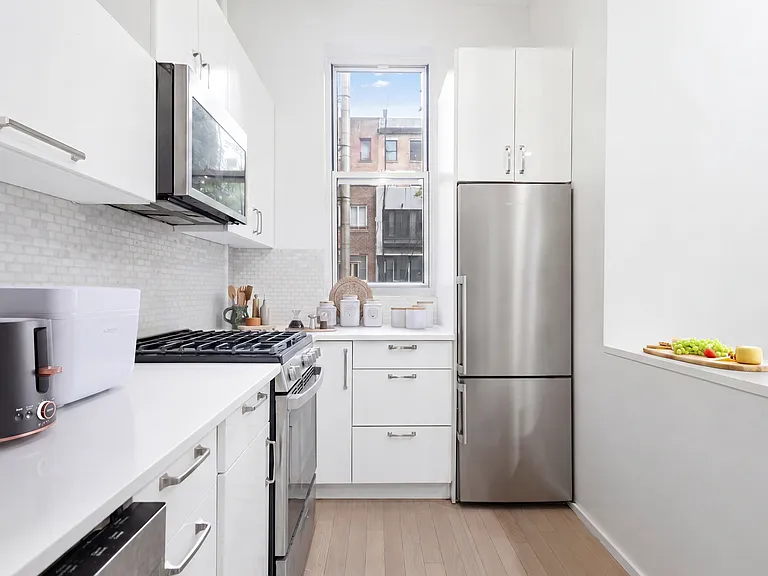 122 E 37th St #1 — Photo 7