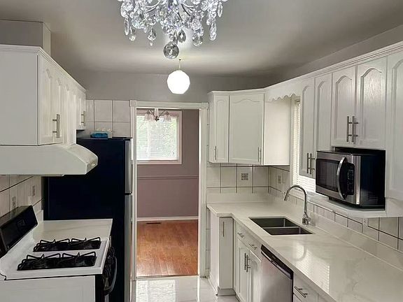 3rd image of 6972 Cordingley Cres