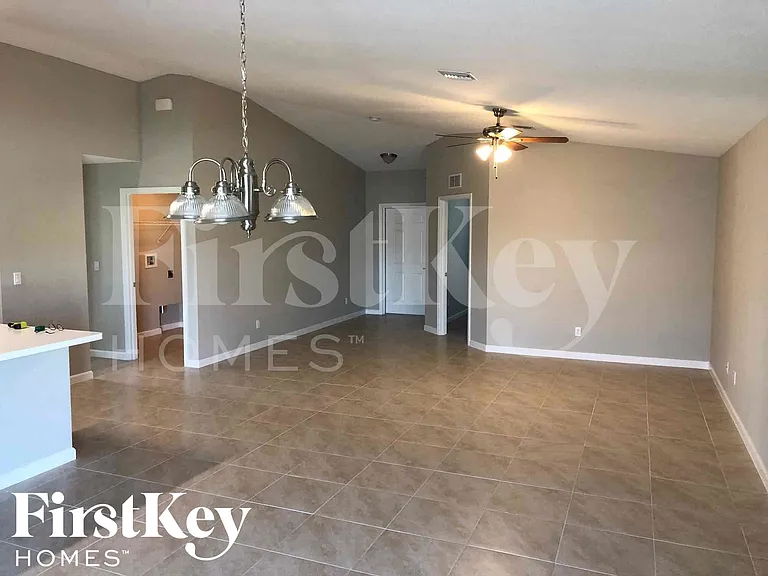 561 SE Brookside Ter — Photo 4