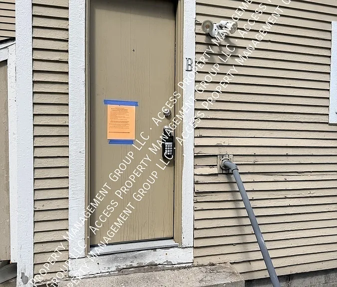 236 Prospect Ave NE #B — Photo 2