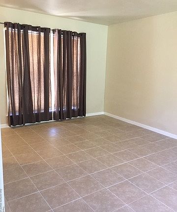 4th image of 2147 Greencrest Dr
