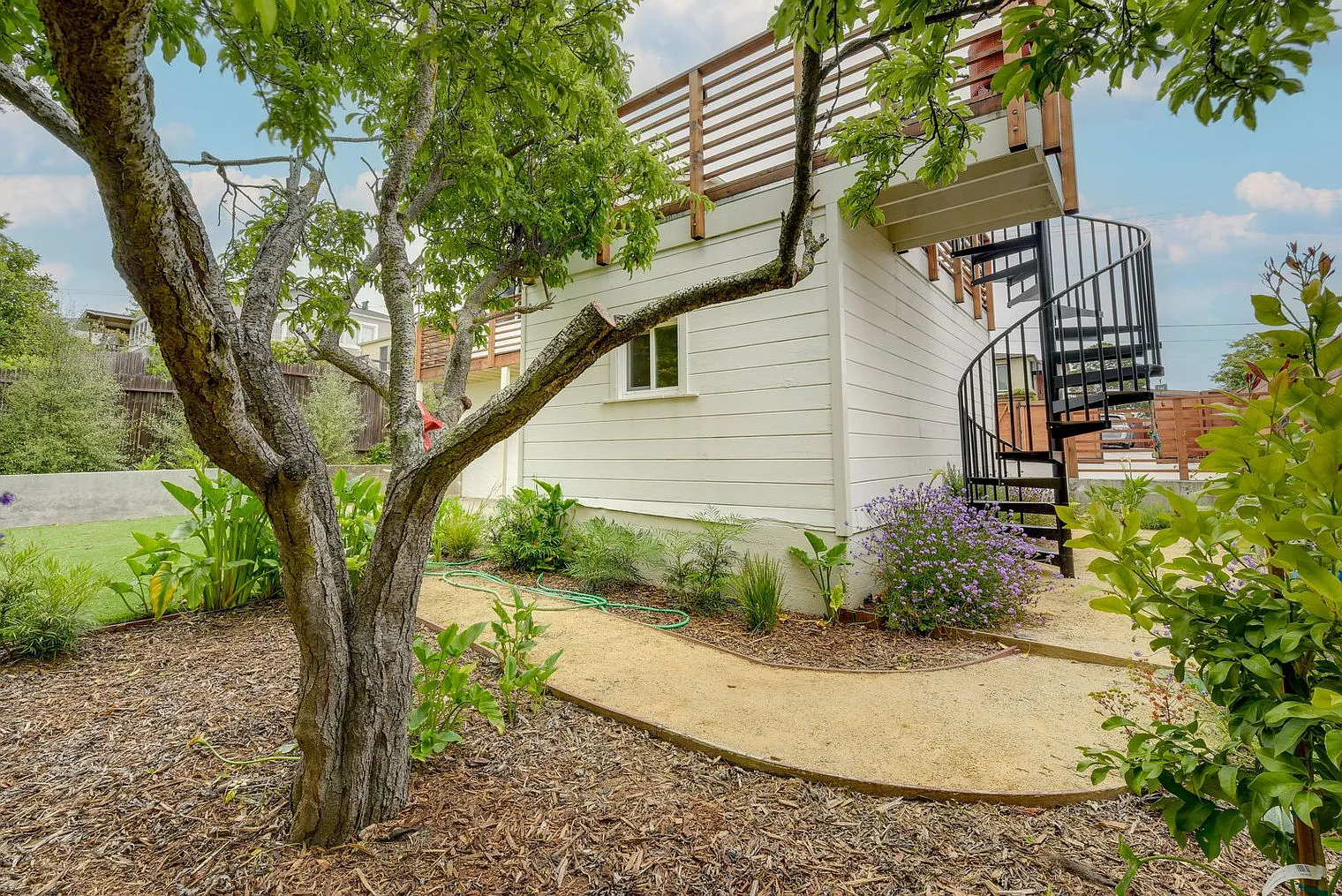 3 bed, 2.0 bath, 2034 sqft, $6,324 — Photo 4