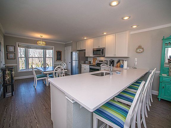 5th image of 622 Seacliff Dr