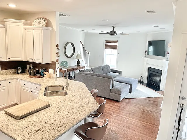 208 Clouter Creek Dr — Photo 6