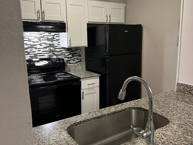 Maxton West Apartment Homes — Photo 41