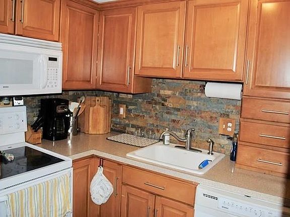 4th image of 28 Fountain Ln APT 11