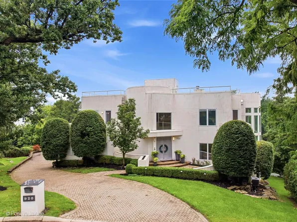 920 Saint Stephens Grn, Oak Brook, IL 60523