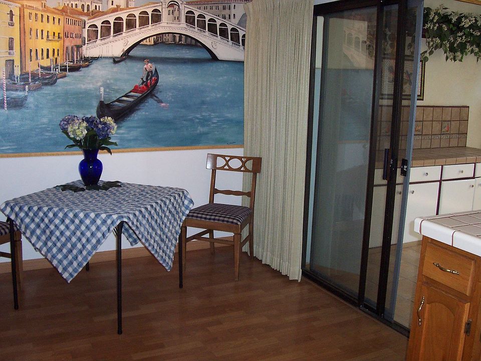 Dining/Breakfast Area