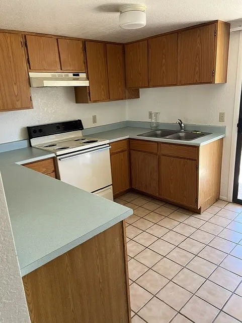 2 bed, 1.5 bath, $1,050 — Photo 2
