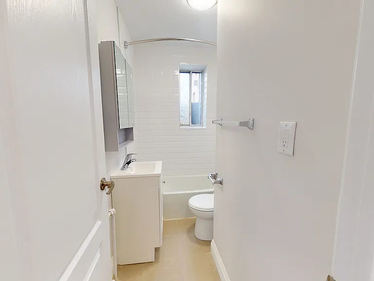 320 Lonsdale Rd — Photo 43