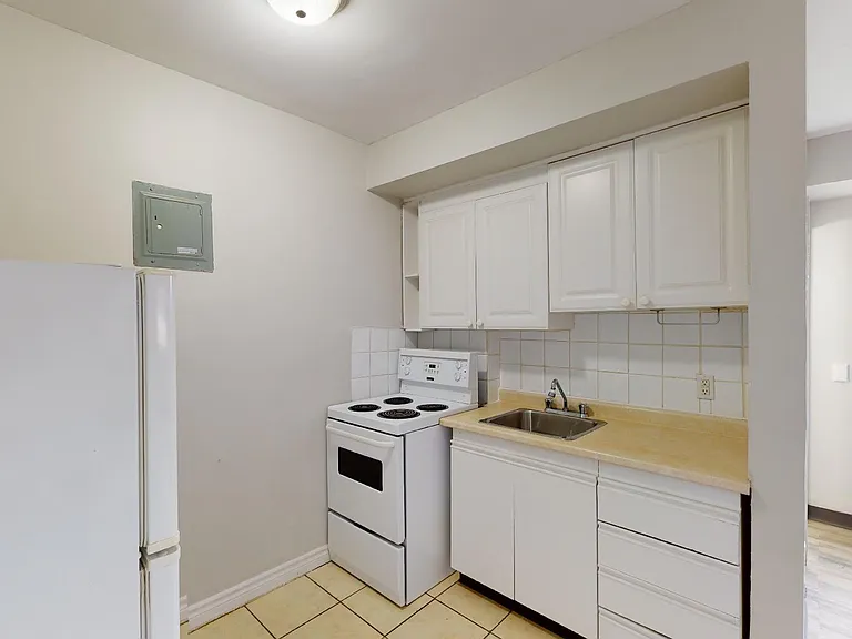 6460 Wyandotte St E — Photo 17