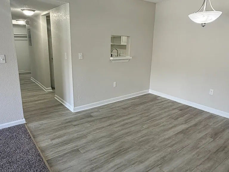 2x2 standard dining/hallway