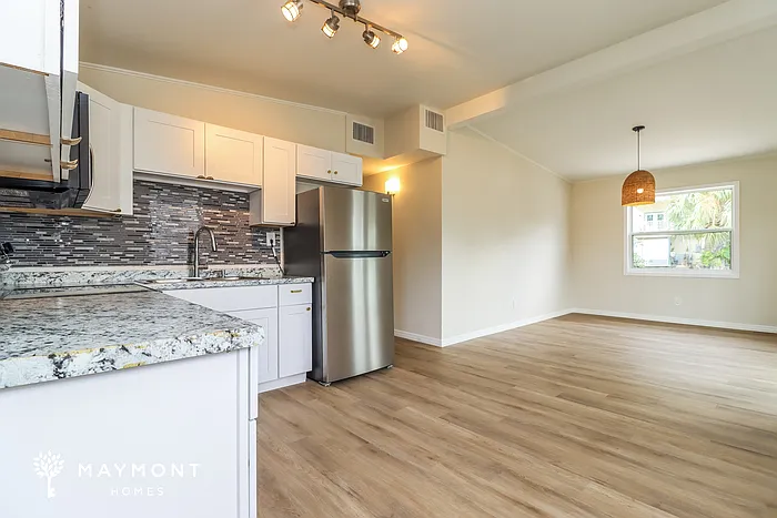 107 E Spruce St — Photo 6