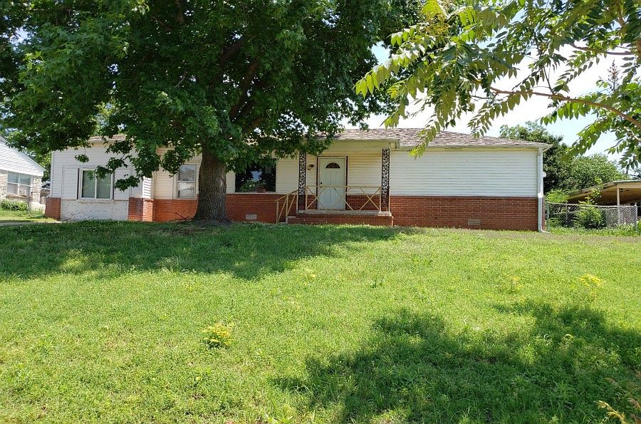 1st image of 104 S Oak Ave