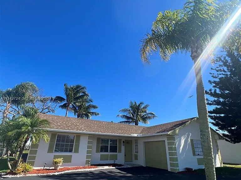 19420 Carolina Cir — Photo 1