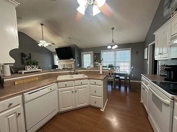 5th image of 141 Country Ln
