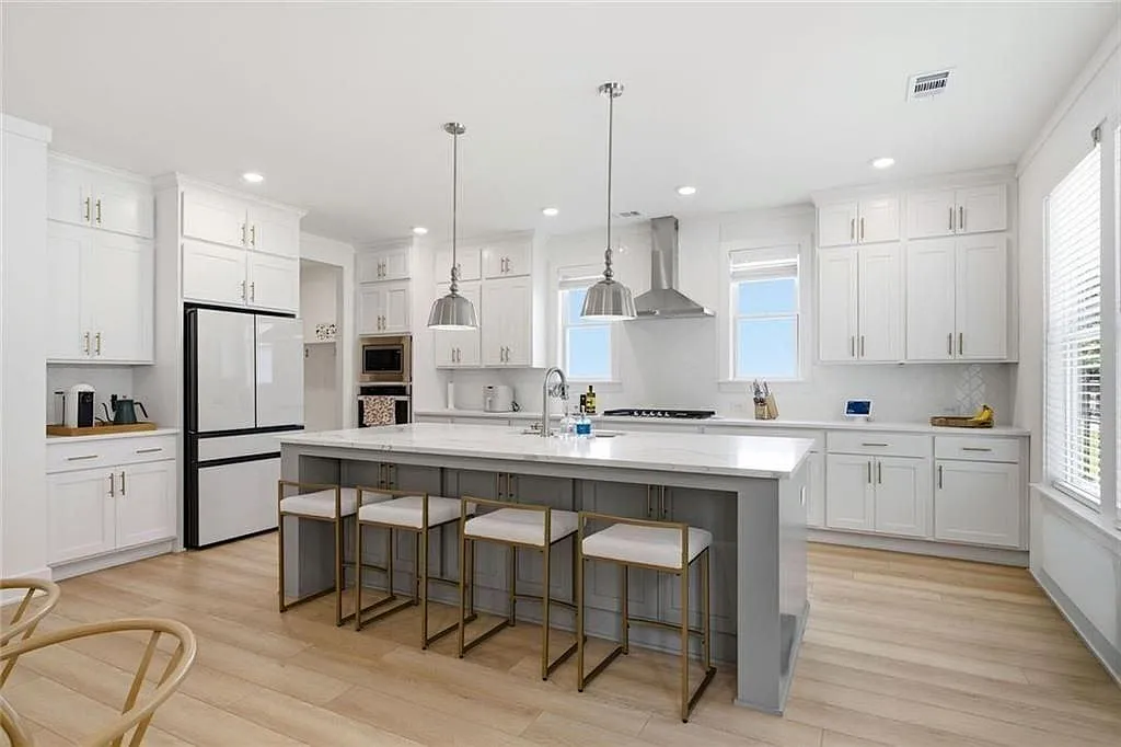 5 bed, 3206 sqft, $4,950 — Photo 4