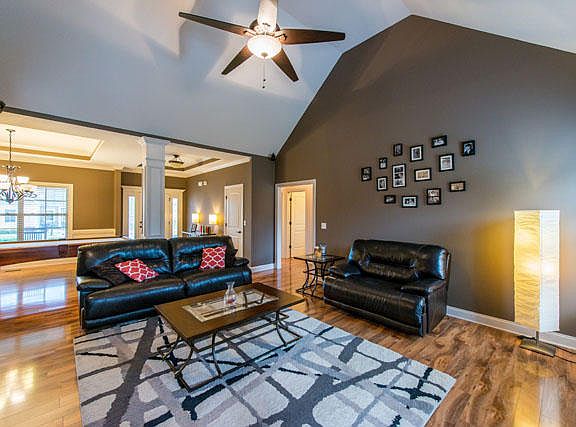 4th image of 8492 Fenwick Dr