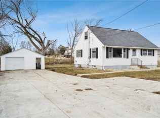 1074 Edgewood Rd NW, Cedar Rapids, IA 52405