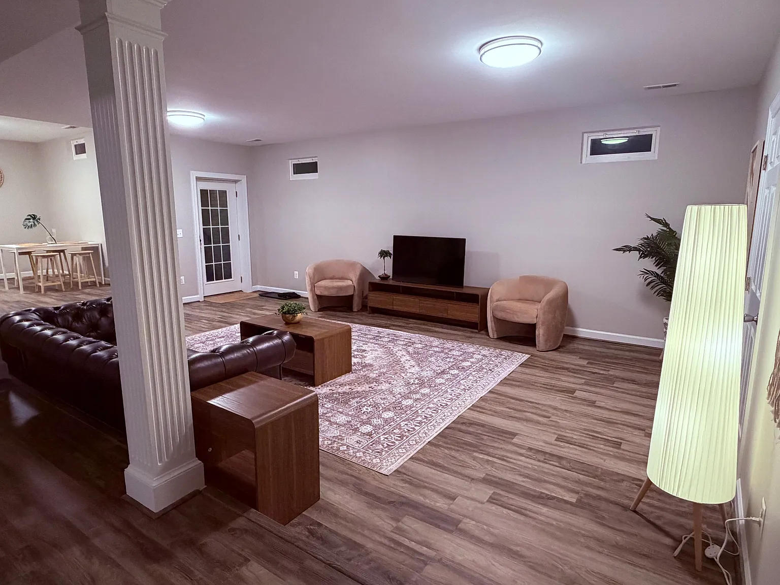 6 bed, 4384 sqft, $2,600 — Photo 2
