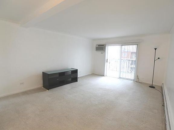 2nd image of 560 Mesa Dr APT 305