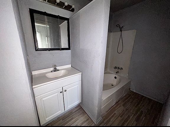 3rd image of 2924 Carter Blvd W